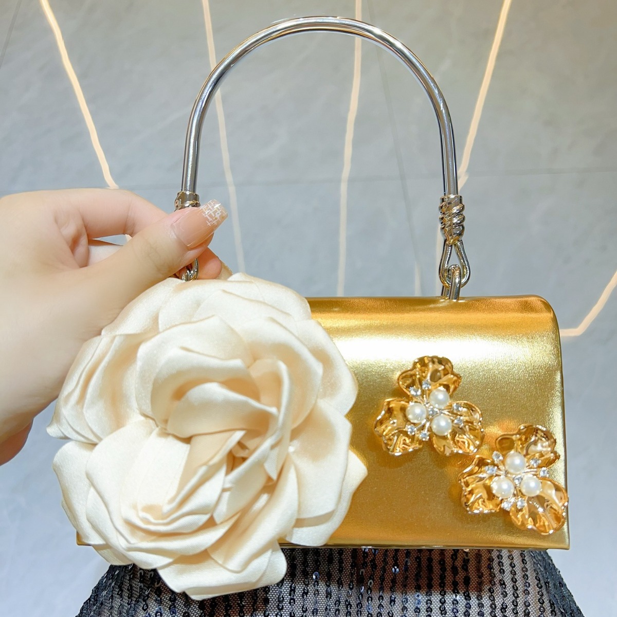 Pochette de luxe en or à fleur - Luxury Bags White avis et prix