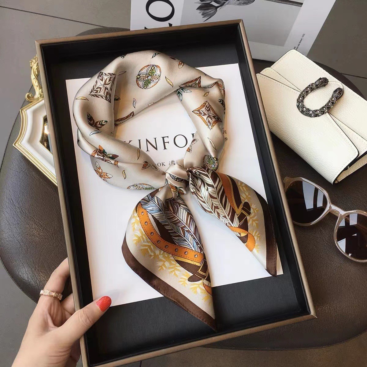 Foulard carré en soie imprimé  - Discount Luxury Bags avis et prix