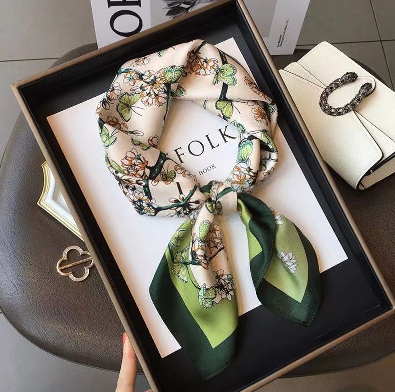 Foulard carré en soie imprimé  - Discount Luxury Bags avis et prix