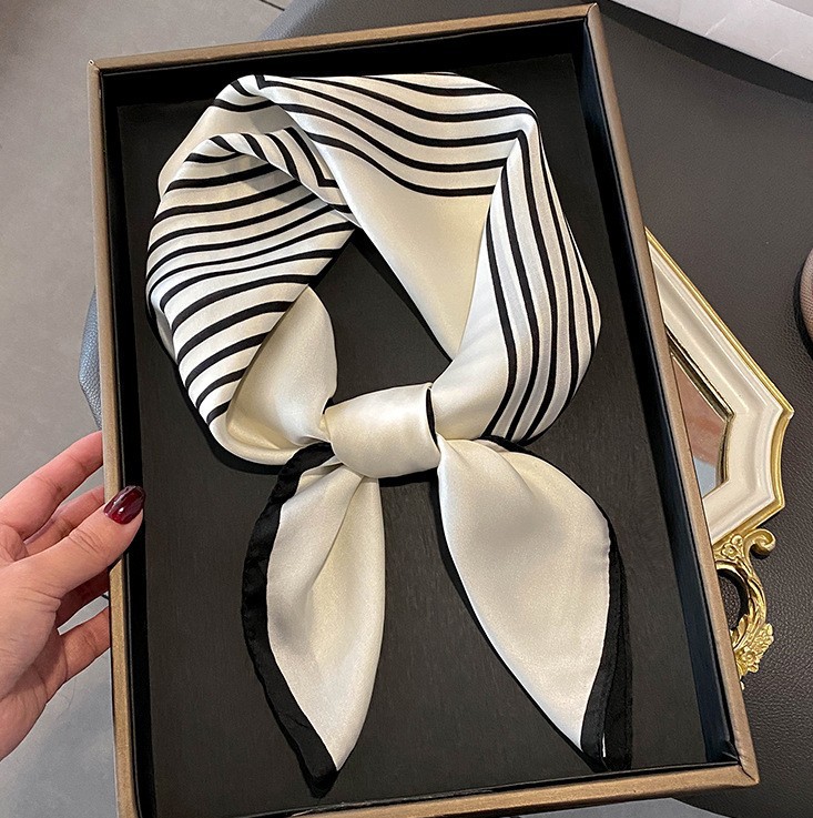Foulard carré en soie imprimé  - Discount Luxury Bags avis et prix