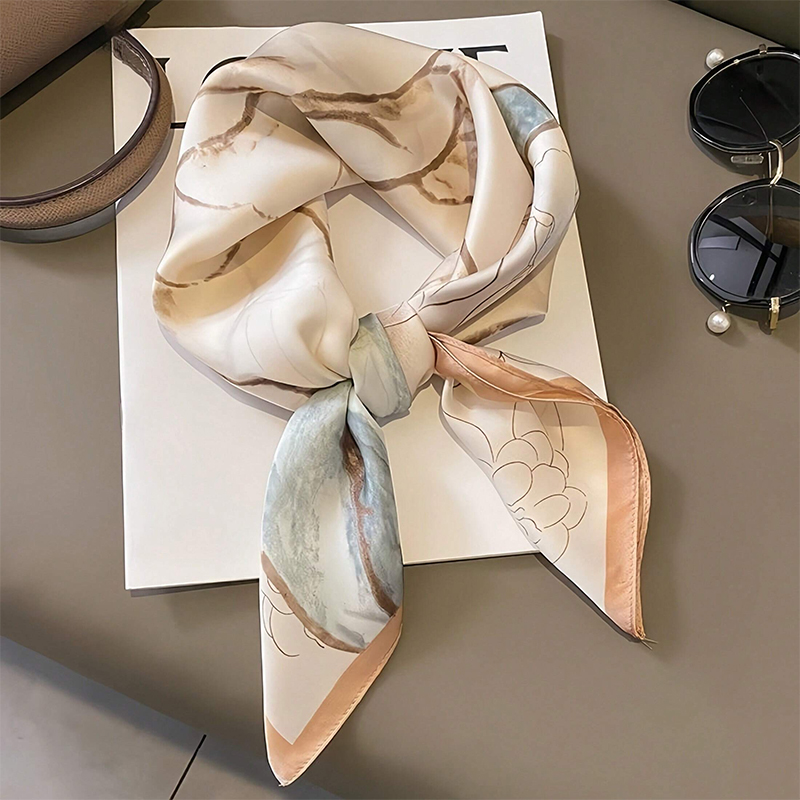Foulard carré en soie imprimé  - Discount Luxury Bags avis et prix