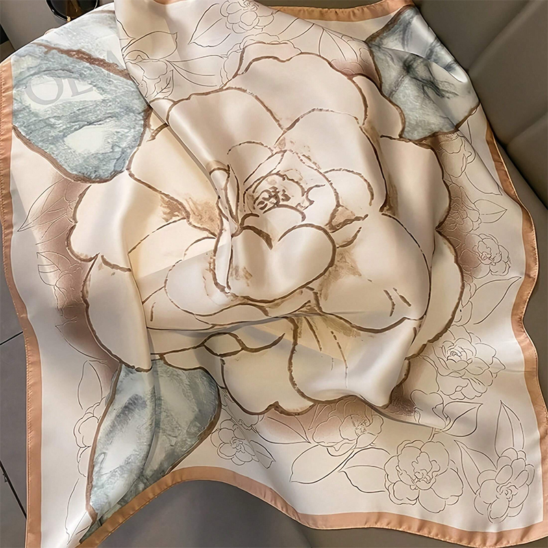 Foulard carré en soie imprimé  - Discount Luxury Bags avis et prix